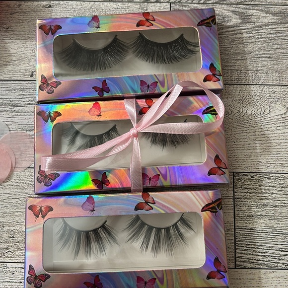 New set just released in this box we have our full lash set. - Picture 2 of 3